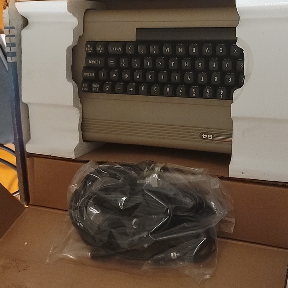 Commodore 64 - Picture 2 of 4